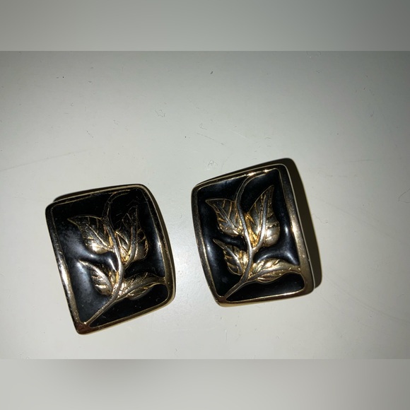 Vintage Gold Tone Leaf and Black Enamel Mid Century Vibe Clip On Earrings - Picture 7 of 9